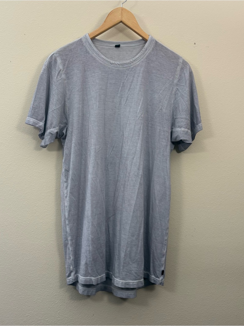 gray Lululemon crewneck t-shirt mens S minimalist off-duty model look